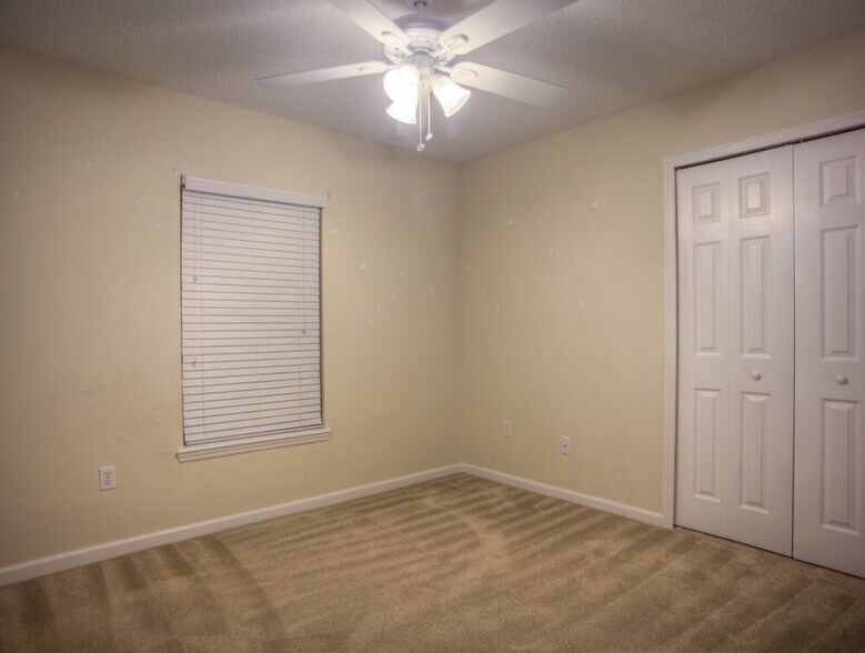 Building Photo - 1828 Creekview Dr