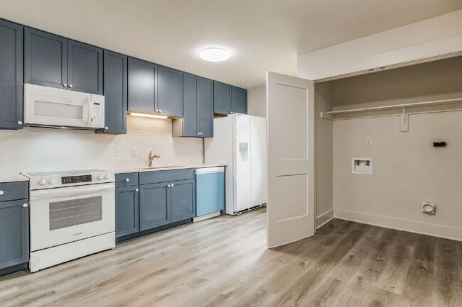 Building Photo - Welcome home to this beautifully updated 2-bedroom, 1-bath unit in a well-maintained triplex!