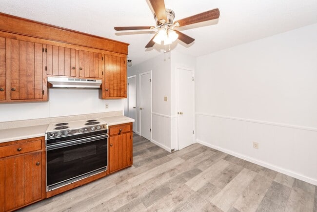 Building Photo - 2 Bedroom, 1.5 Bathroom Townhome - Summerville