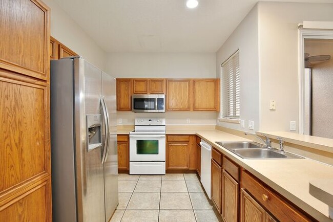 Building Photo - Charming 3/2.5 Spacious Townhome with a 2 ...