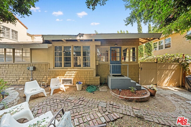 Building Photo - 2005 Beachwood Dr