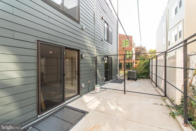 Building Photo - 812 N Uber St