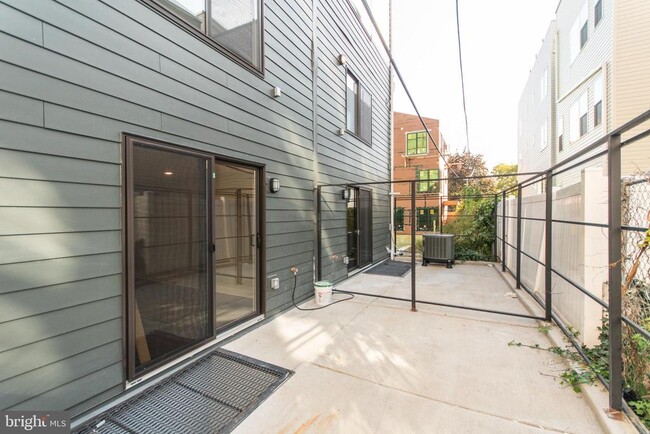 Building Photo - 814 N Uber St