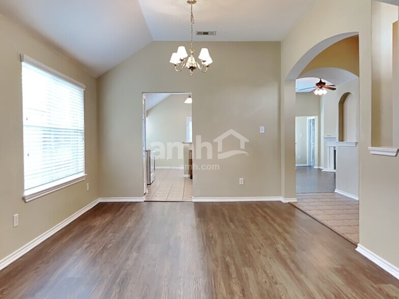 Building Photo - 5700 Creekway Dr