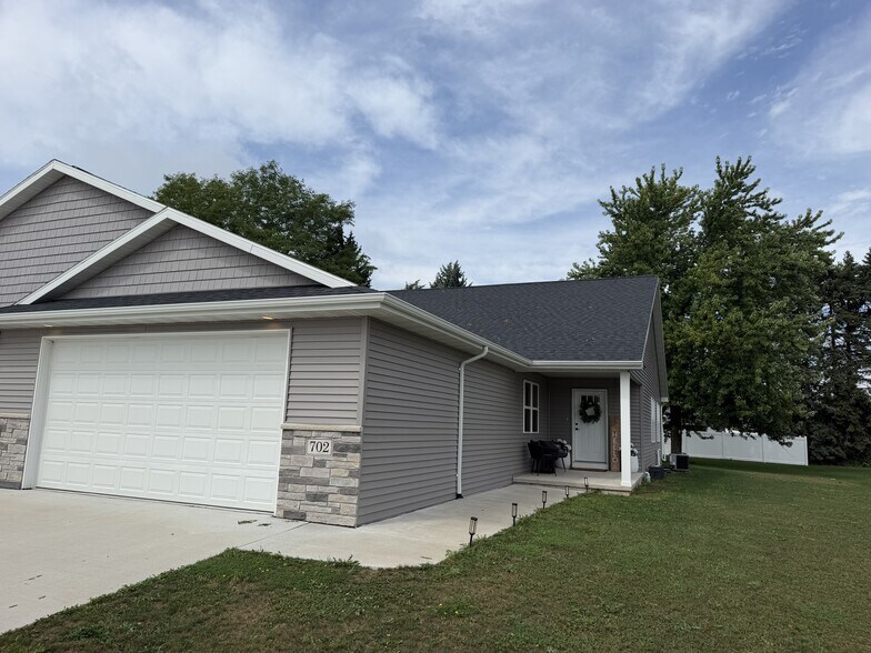 Building Photo - 702 Hartzheim Dr