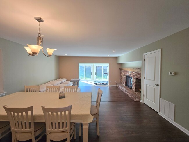 Building Photo - Everything you deserve: spacious, updated ...