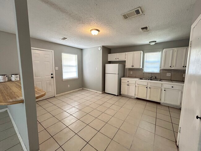 Building Photo - 2509 S Belair Dr