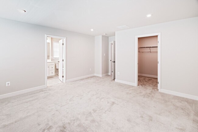 Building Photo - 3 bedroom, 2.5 bath Middletown end unit townhome