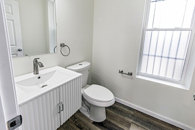 Building Photo - 3 bedroom, 1.5 bath fully renovated townhome in City of Wilmington