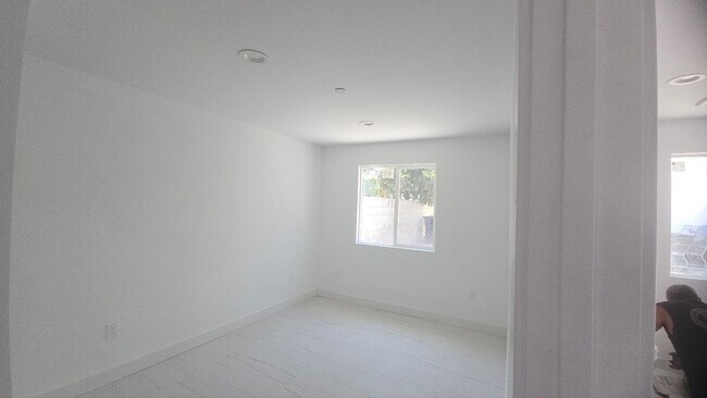 Building Photo - 1319 E 59th Pl