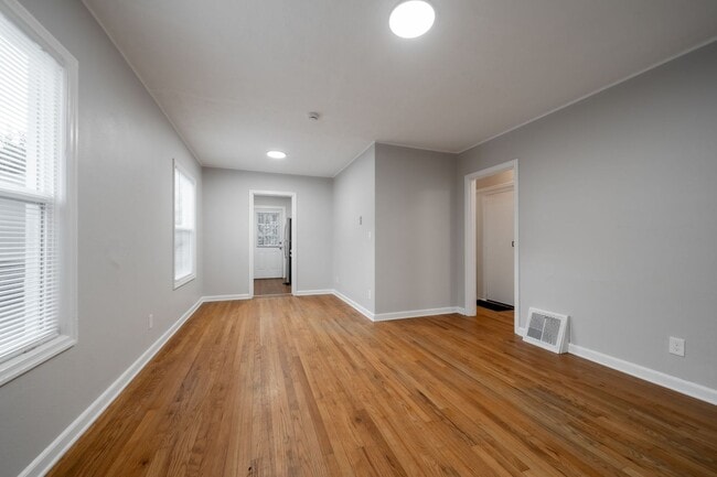Building Photo - $500 Move-In Bonus – Modern One Bedroom in Overlook