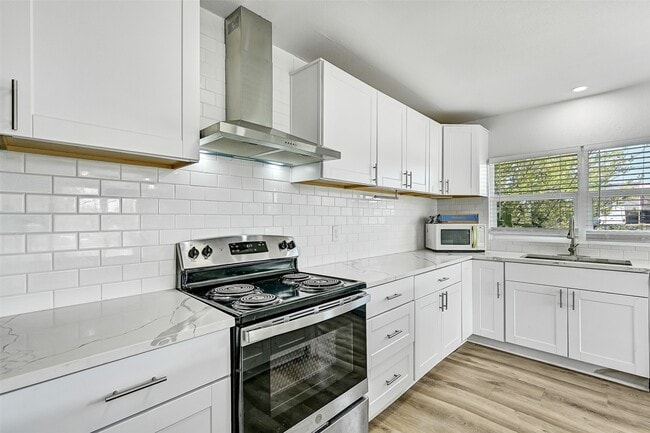 Building Photo - 2328 Wimcrest St