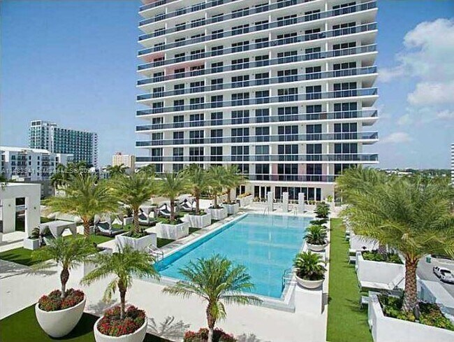 Building Photo - 600 NE 27th St