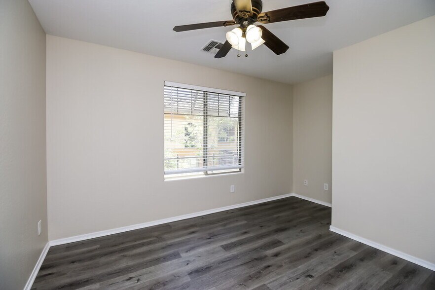 Building Photo - 2451 E Vermont Dr