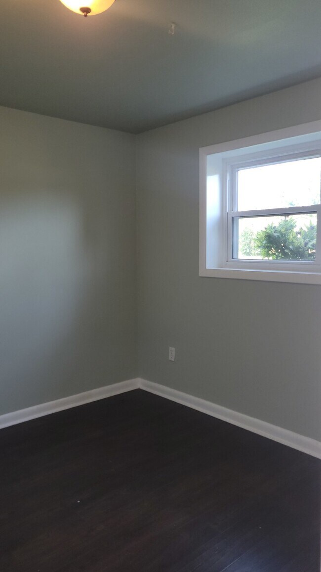 Building Photo - Beautiful  & Charming 4-Bedroom Home with ...