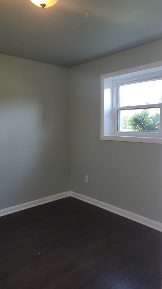 Building Photo - Spacious 4BR Home | Fenced Yard | Pet-Frie...