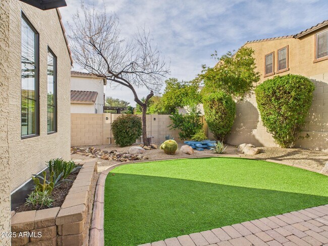 Building Photo - 2326 W Sleepy Ranch Rd