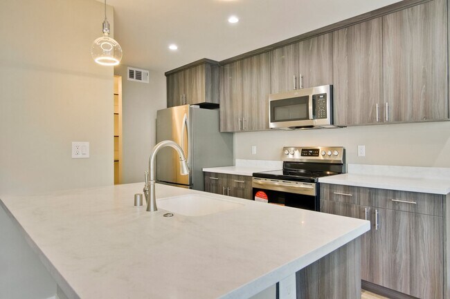 Building Photo - Stunning Modern Almost New Condo, Pets Welcome!