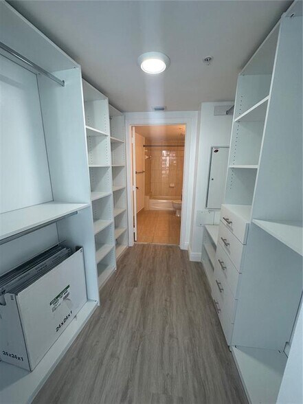 Building Photo - 1750 N Bayshore Dr