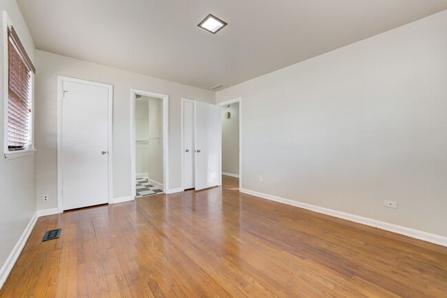 Building Photo - 5000 N Linn Ave