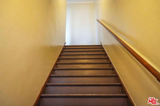 Building Photo - 1353 W 49th St