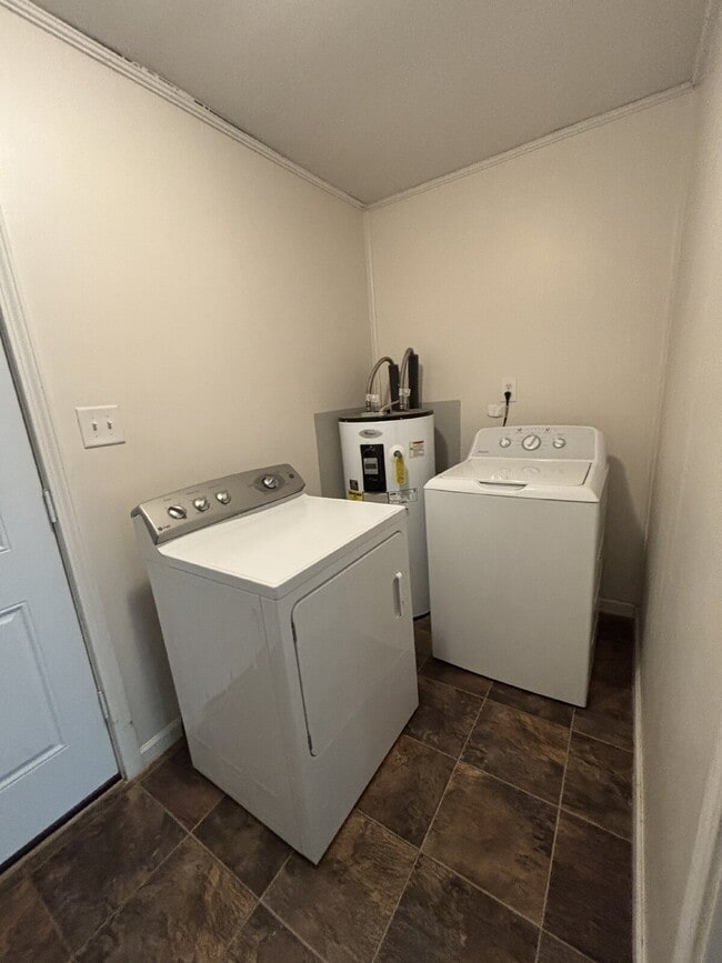 Building Photo - Available now FOR RENT in Dothan, AL!! -MO...