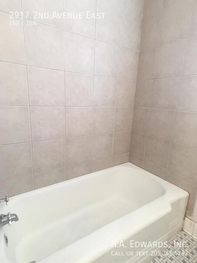 Building Photo - 2917 2nd E Ave