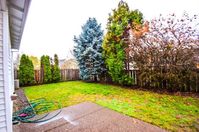 Building Photo - Move In Special!  $1000 Off!  Beautiful Spacious Home!