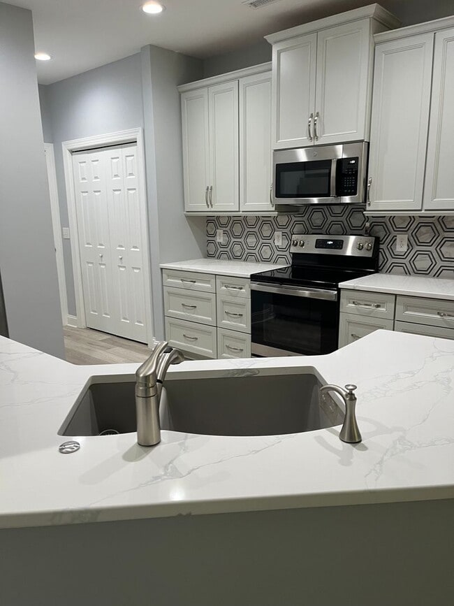 Building Photo - Like new Townhome