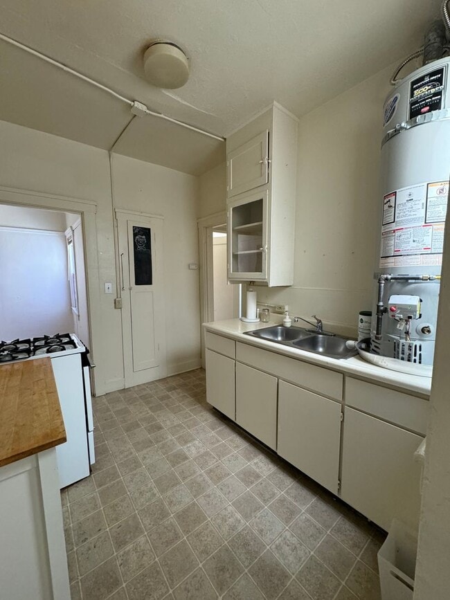 Building Photo - 3129 Broadway