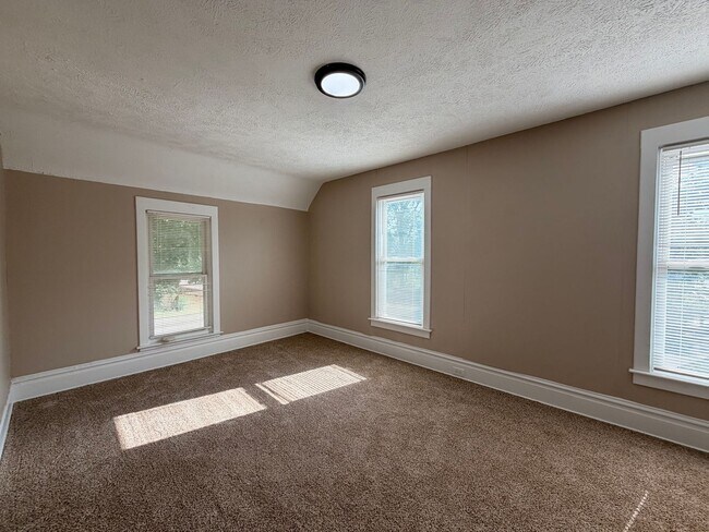 Building Photo - 53 Lamoreaux Dr NE