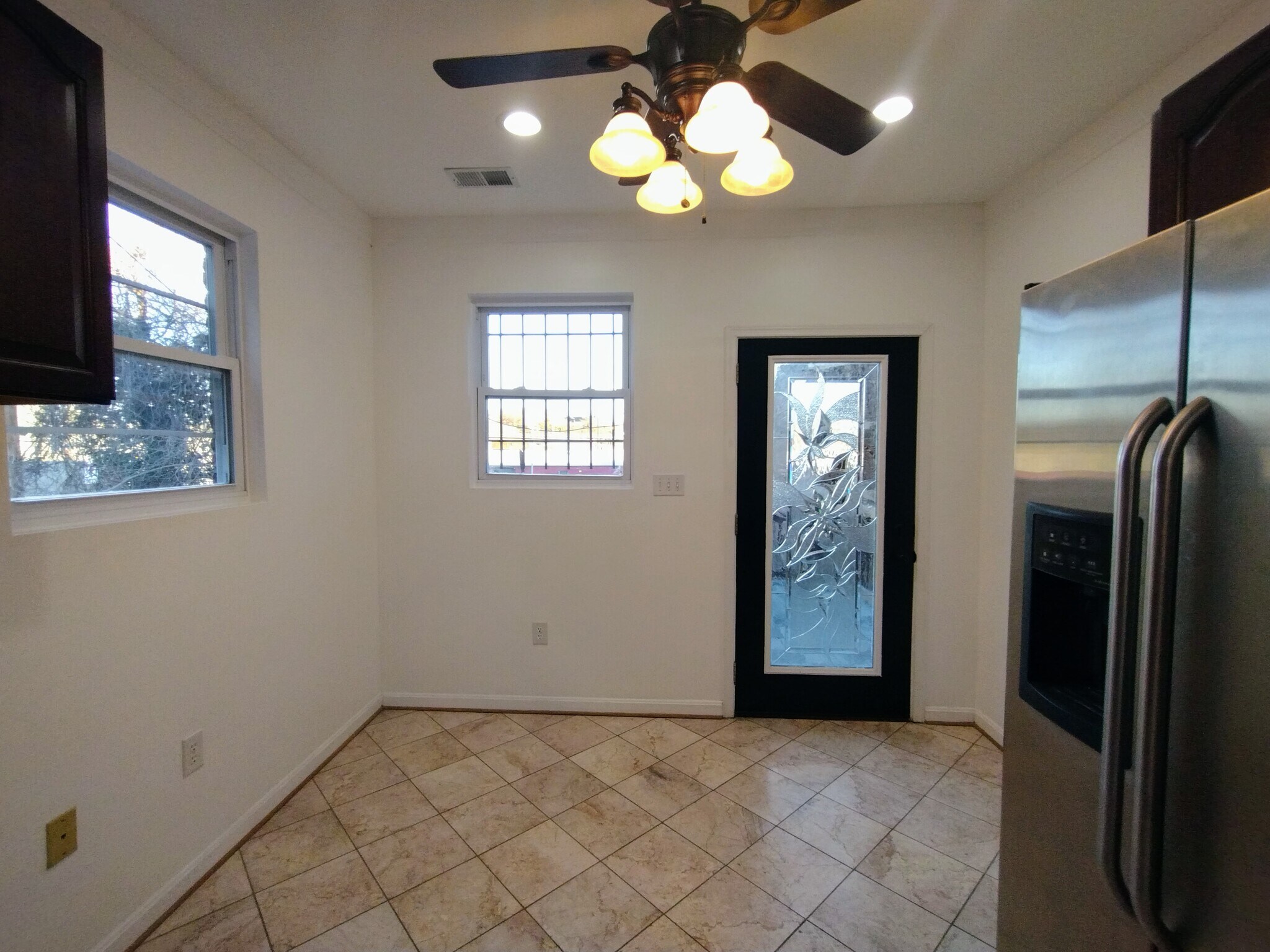 Bright breakfast nook with flexible use _ perfect for a cozy dining area, morning coffee spot, or ea - 1933 4th St NW