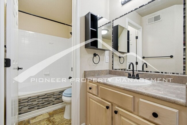 Building Photo - Awesome Townhome in Arvada