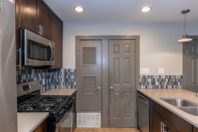 Building Photo - 1506 Rockdale Cir