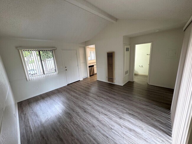 Building Photo - Upgraded West Ventura Apartment with Balcony