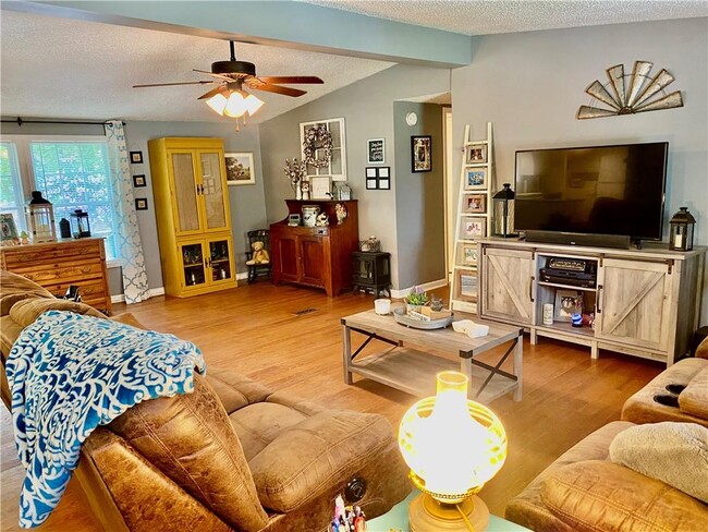 Building Photo - 148 Pine Tree Path