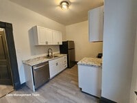 Building Photo - Newly updates 3 bedroom 1 bath apartment f...