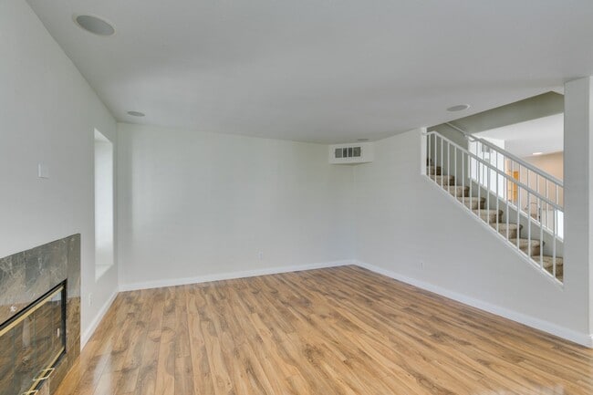 Building Photo - 3 Bedroom 2.5 Bathroom Townhouse in Henderson.