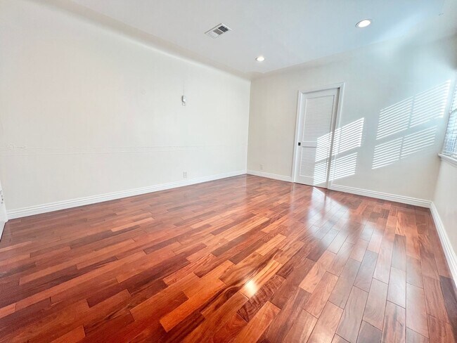 Building Photo - Charming Bixby Knolls Corner Home with Yard, Cabana, & A/C