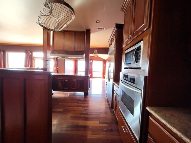 Building Photo - 2014 Vista Ridge Dr