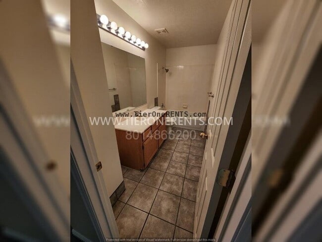 Building Photo - no deposit option available for qualified ...