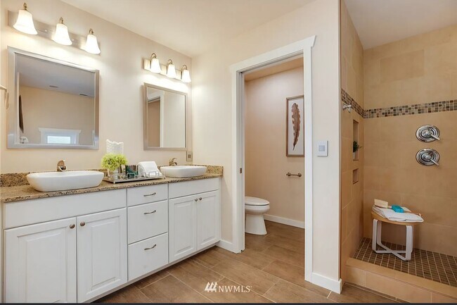 Building Photo - Spacious 5 bedroom home in desirable North Seattle Location!