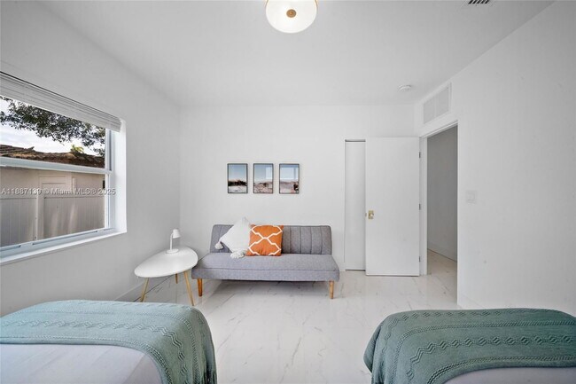 Building Photo - 1625 Hollywood Blvd