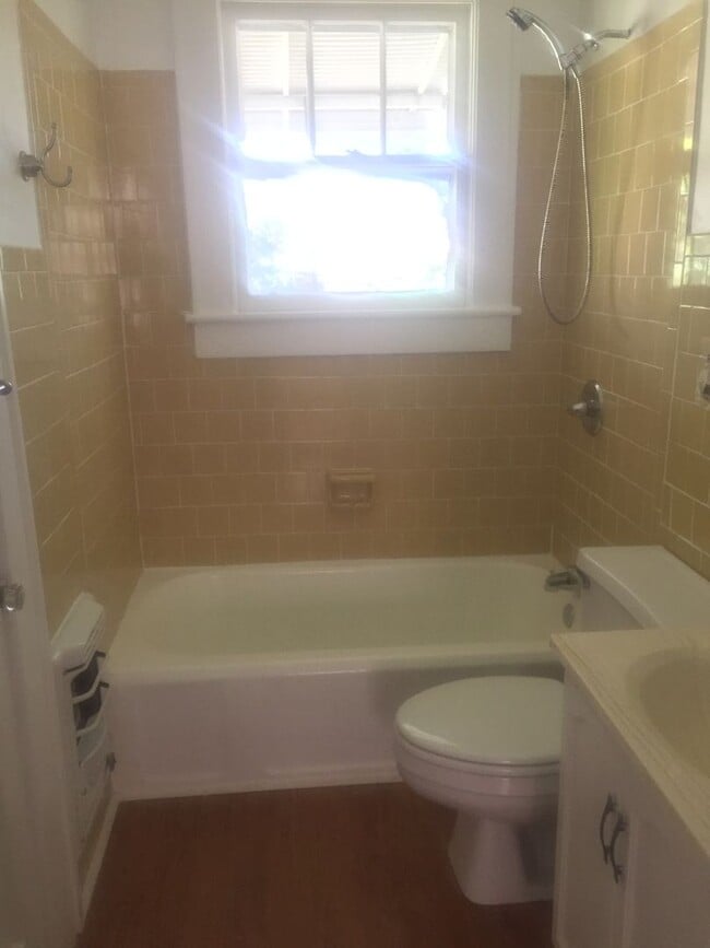 Building Photo - 5 Bedroom 3.5 Bath Brick home in Downtown ...