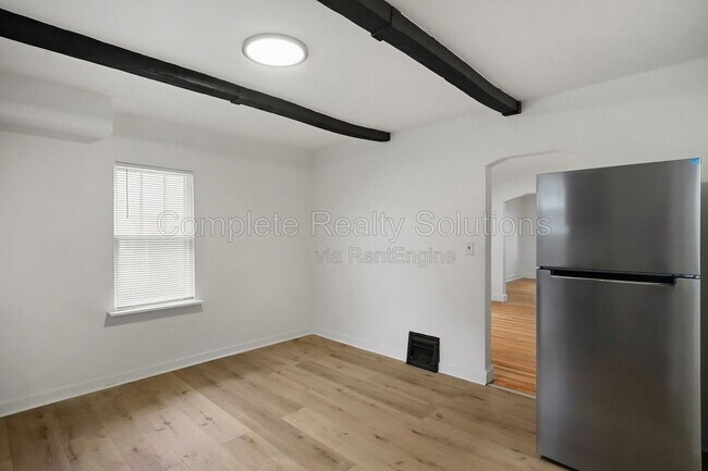 Building Photo - 10030 Bon Oak Dr