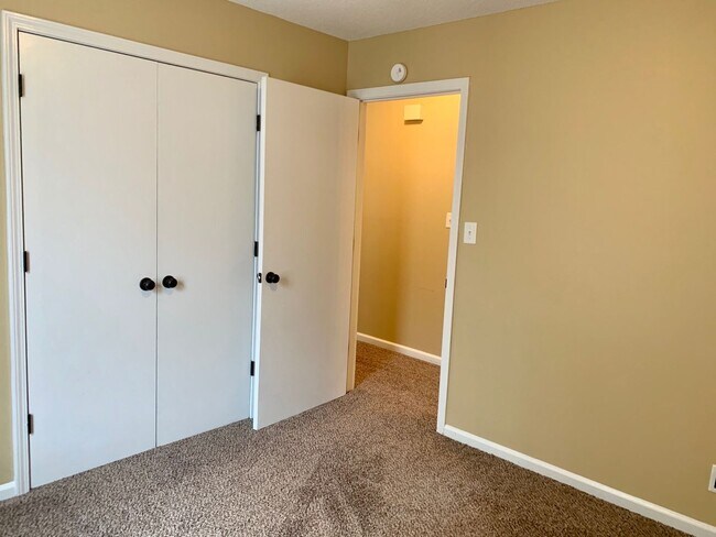 Building Photo - Conveniently Located! Cute home with 3 bed...