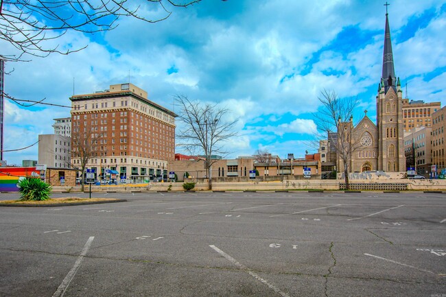 Building Photo - 612 Center St