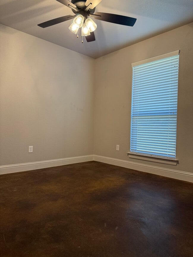 Building Photo - HORSE PROPERTY 4/2/2 + 4 acres in Peaster ...