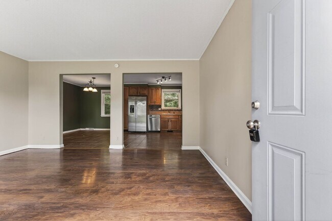 Building Photo - 3 Bedroom Pet Friendly Home For Rent Near Heritage Park!