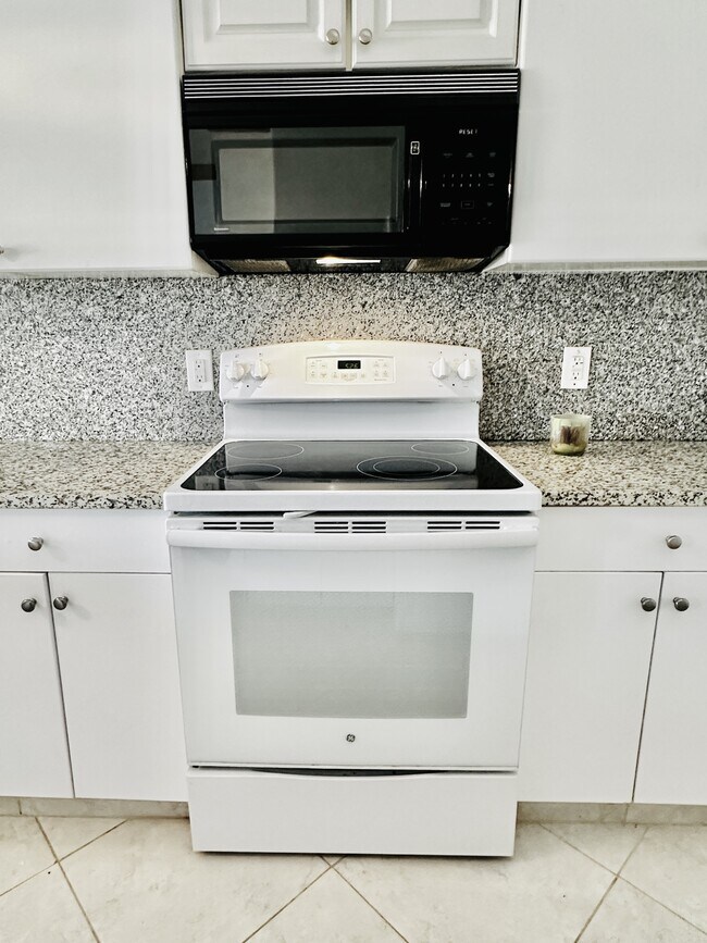 Building Photo - 826 Wiggins Pass Rd